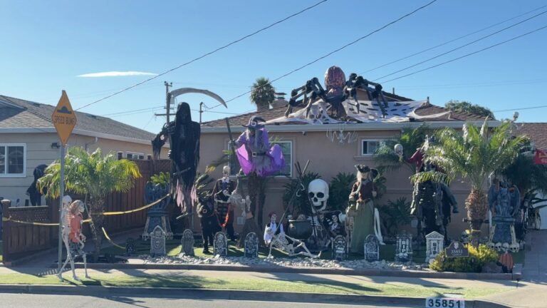 13 Outdoor Halloween Decoration Ideas That Will Make Your Front Yard the Talk of the Neighborhood